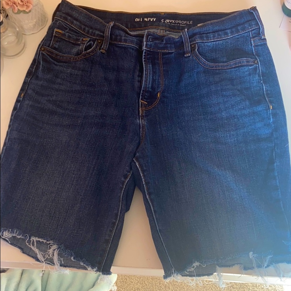 Distressed cut-off jean short